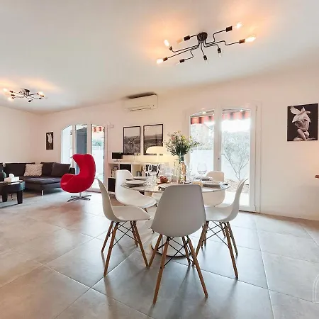 Belle Maison Familiale Avec Piscine A Six-fours 펜션 *